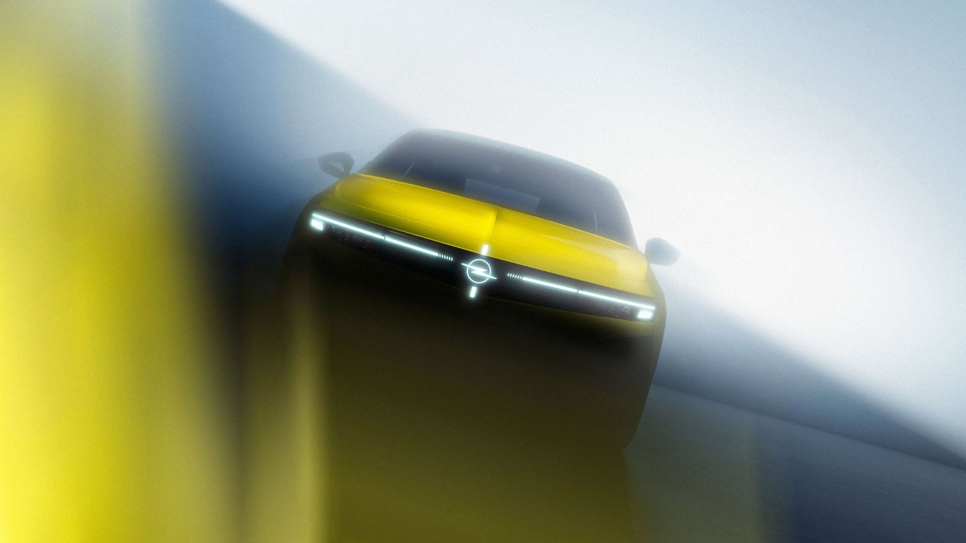 Новий Opel Astra, вигляд спереду з увімкненими фарами