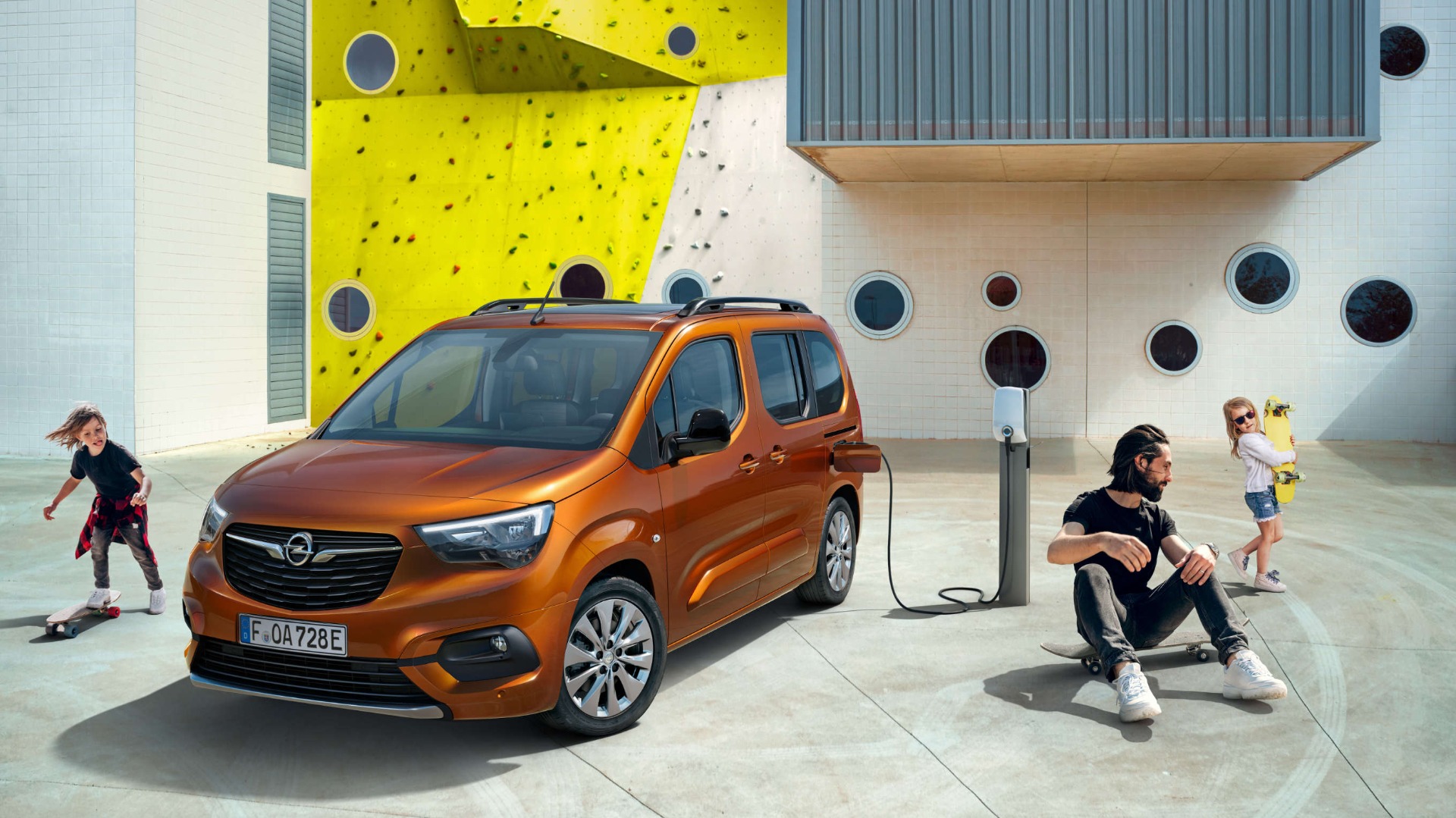 Opel Combo-e Life, на вулиці, заряджання, люди