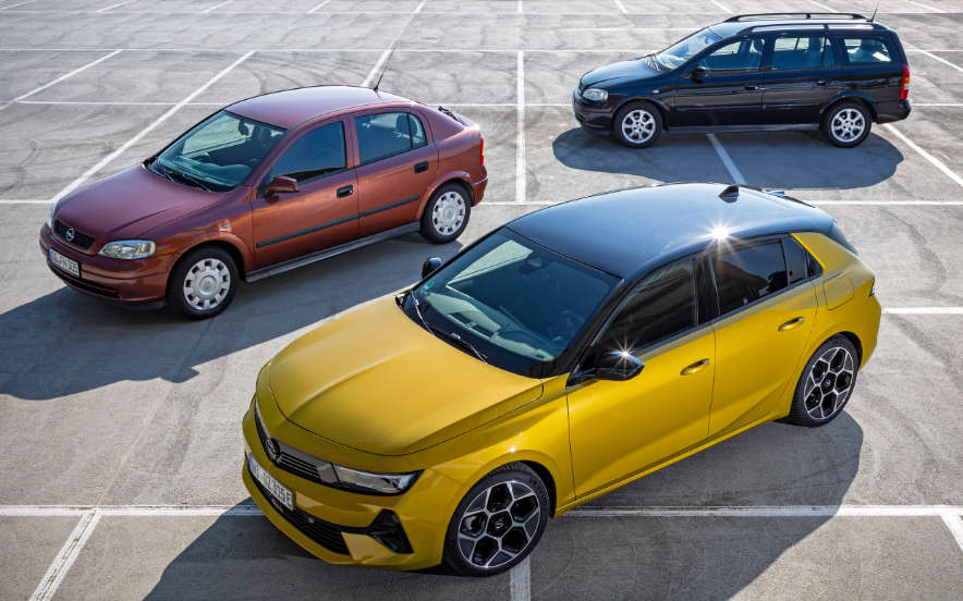 Opel Astra останнього покоління на фоні Opel Astra G