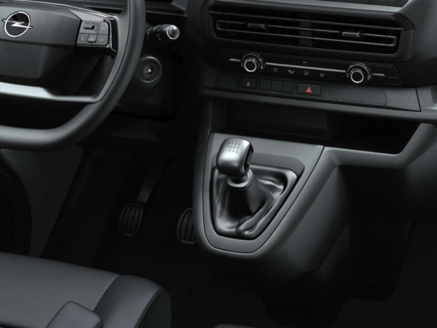 Важіль механічної КПП у кабіні нового Opel Vivaro